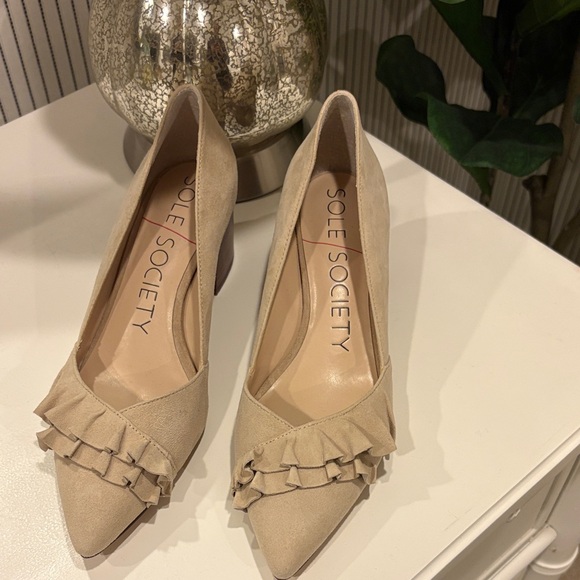 Sole Society Shoes - Brand new Sole Society Cream Suede shoes size 7